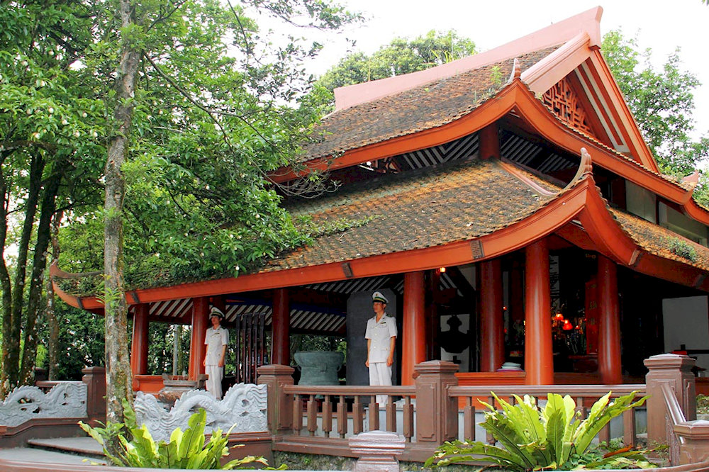 The temple is known for its picturesque natural landscapes, and offers a reflective environment for those who visit to pay their respects 